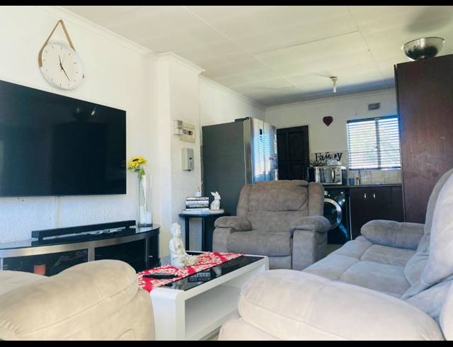 3 BEDROOM TOWNHOUSE FOR SALE IN ORMONDE